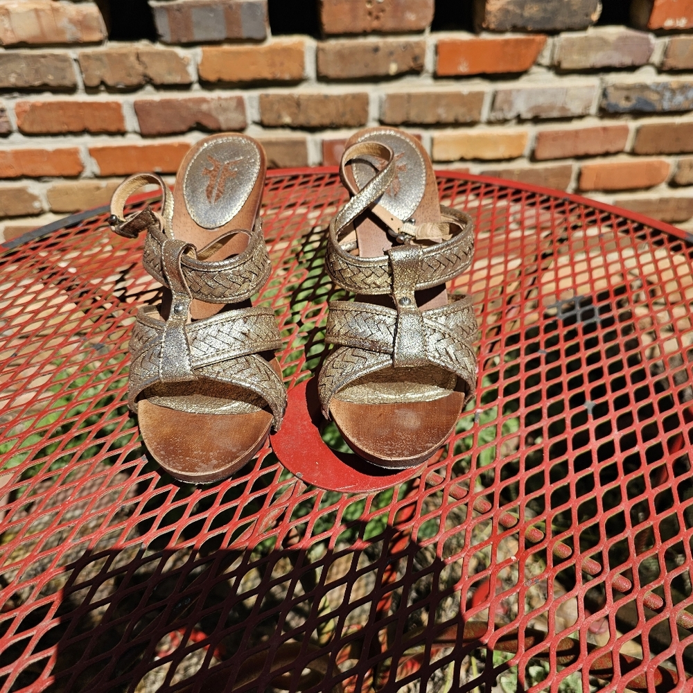 Frye Dolly Woven Gold Size 11